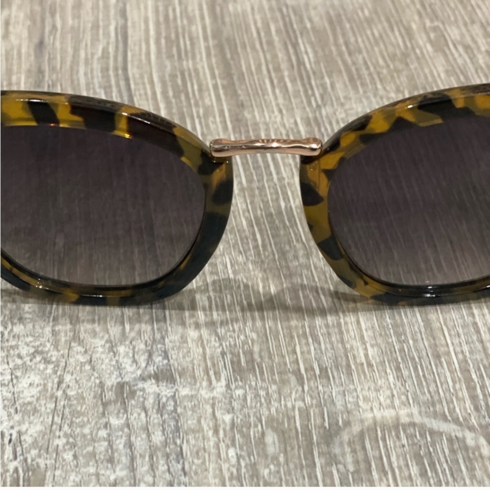 Vince Camuto Cat eye Leopard Print Sunglasses - Like New - Picture 2 of 6